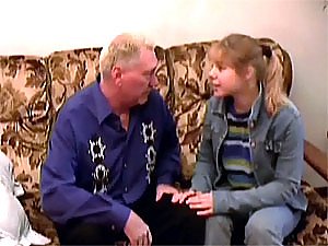 Adolescente loira inocente suga e fode pica de um homem velho em um sofá