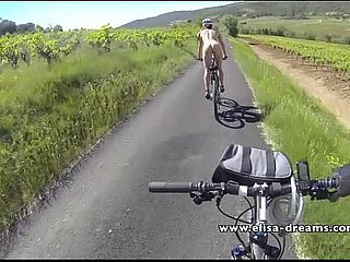 Clignoter et nu dans le vélo regurgitate sur la give someone a thrashing