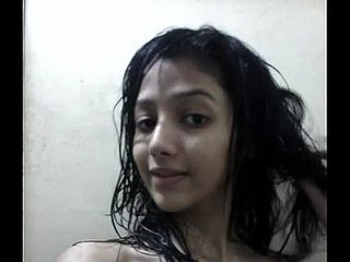 Indian Piękna indyjska dziewczyna z pięknym boobs łazience selfie - Wowmoyback