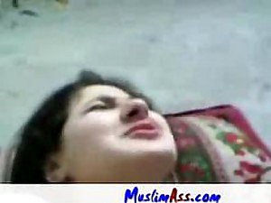 Große Brüste Unpaid Arab Teen ruft ihre rasierte Muschi gefickt und Jizzed