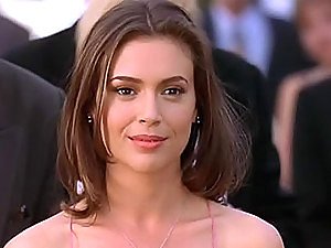 Pelakon cantik Alyssa Milano dalam pakaian seksi Mencium Will not hear of Co-Star