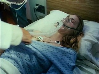 Prachtige light-complexioned pet Kathleen Kinmont leggen imported op een Bed fore-part het Ziekenhuis