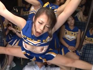Irregular japanischen Cheerleadern bekommen es auf einem Bus