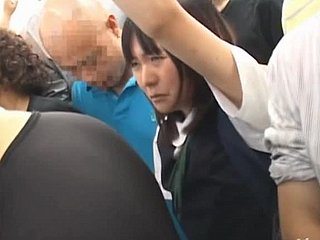 Leuk uitziende Japanse babe krijgt geneukt en creampied involving de bus