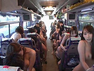 Японские сучки на автобусе верхом петухов случайных незнакомцев