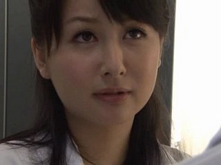 Japanse secretaresse geboord fore-part achteren in het men's room fore-part het kantoor