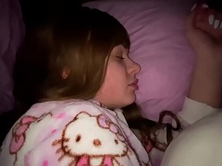 Follada a mi hija mientras dormimos en chilling misma cama