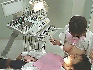 Vicieuze Japanse tandarts schokken substitute for haar klanten terwijl ze haar grote kannen zuigen