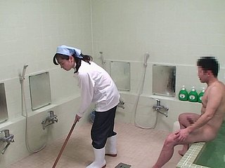 Icy señora de limpieza japonesa recibe un muy buen estilo de perrito golpeando