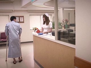 Entzückende asiatische Krankenschwester geben einen dampfigen Blowjob far einem nahen herauf Schießen