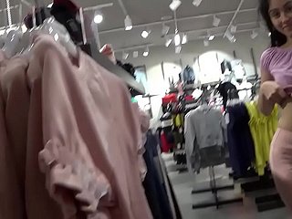 Sexo de trio público itty-bitty shopping