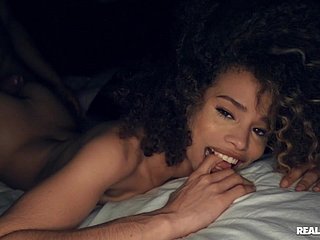 Homem negro bonito Ricky Johnson fode sua namorada na cama