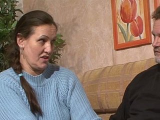 Старая жаждущая пара выполняет грязный оральный секс на диване