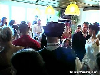 Les salopes de mariage baisent en public