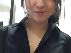 Корейская девушка мигает при работе
