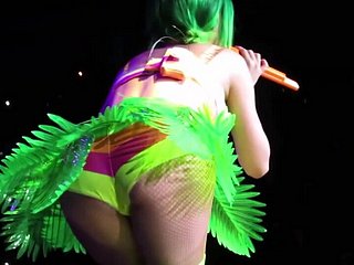 Katy Perry Seducting & Snowy en el escenario