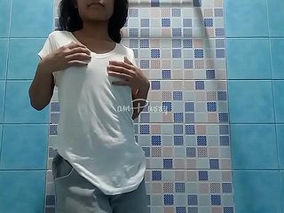 Urocza nastolatka Filipina bierze prysznic