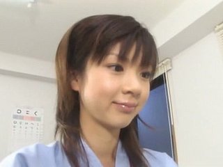 Petite adolescent asiatique Aki Hoshino visite le docteur flood le contrôle