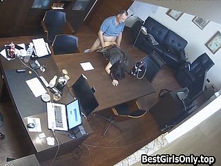 Le counselor-at-law russe baise le secrétaire au desk sur caméra cachée