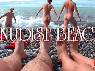 Nudistisch seashore - 'Naakt jong stel op strand, naakt tienerpaar