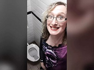 Sarışın Rendezvous Op Tgirl Lisa Taproom Tuvaletlerinde Kırmızı Deri Pantolon Giyen İş Tuvaletinde Oynar