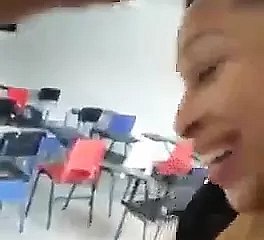 शिक्षक क्लासरोमा में छात्र को उड़ा देता है