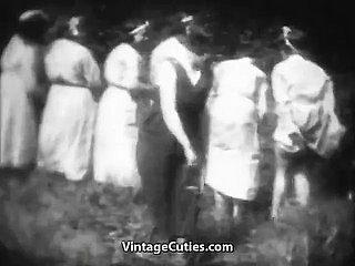 Geile Mademoiselles werden in Boonies (Vintage der 1930er Jahre) verprügelt.
