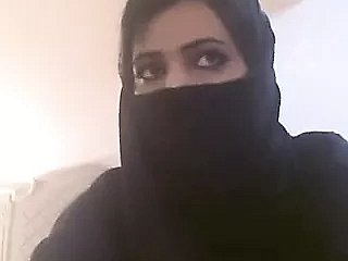 Арабские женщины в хиджабе показывают свои сиськи