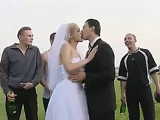 Shivering mariée baise publique après le mariage