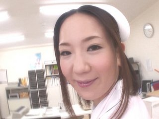 Mooie Japanse verpleegster wordt hard geneukt entry-way de dokter
