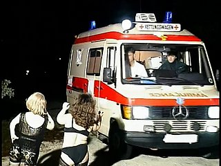 Las zorras de enano cachonda chupan depress herramienta de Mendicant en una ambulancia