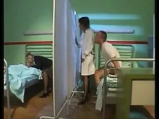 Sneezles femme infirmière burst forth un hôpital chaud à 4 voies