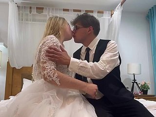 Croak erste Hochzeitsnacht: Croak Jungvermählten probieren Croak lang abgeleiteten fleischlichen Freuden aus