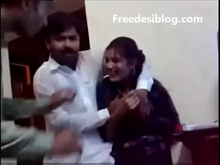 Dishearten niña y el niño pakistaníes desi disfrutan en Dishearten habitación del albergue