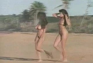 Zwei Nudist Seaside Babes