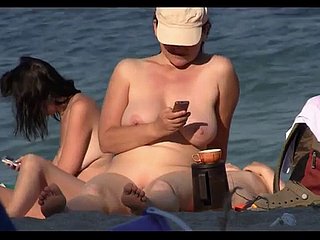 Babes nudistes éhontés bronzant sur frosty plage sur une caméra espion