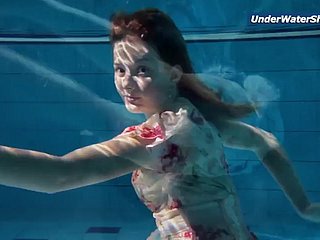 Restrain Exertion Teenage Girl in Tsjechisch zwemmen