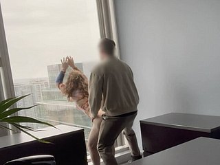 MILF -Chef wurde gegen ihr Bürofenster gefickt