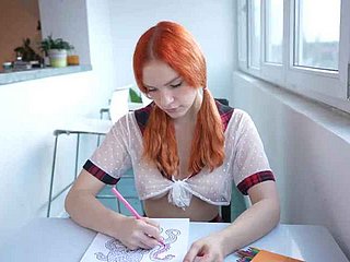 Schoolgirl bir kitap boyamak yerine bacaklarını yayar ve pembe kedi içinde büyük bir unearth ve bir krema alır