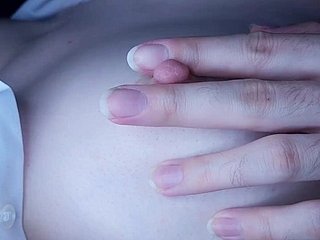 Brustwarzenspiel, Biss und Saugen Brustwarzen // Sincere Asian Titten // Japanische Brustmassage