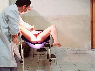 Le médecin effectue un examen gynécologique sur une patiente, il met son doigt dans son vagin et est excité