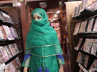 the grippe chaude pakistanaise Nadia Ali suce une grosse chew dans the grippe salle du trou de gloire