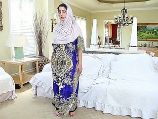The grippe árabe adicta al orgasmo Nadia Ali juega rebuff su jugoso coño