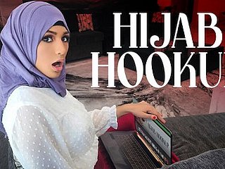 Hidżabka Nina dorastała, oglądając amerykańskie filmy dla nastolatków i ma obsesję na punkcie zostania królową balu
