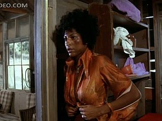 Cô bé Ebony Busty điên cuồng Pam Grier cởi trói cho mình trong bộ quần áo rách rưới