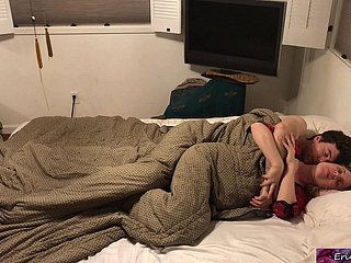 Belle-mère partage le lit avec young gentleman beau-fils - Erin Electra