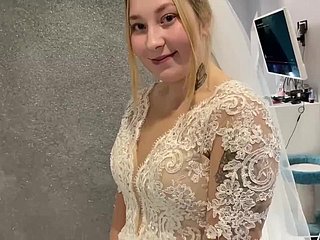 Una coppia sposata russa non ha resistito e ha scopato con l'abito da sposa.