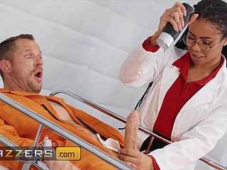 Doctora de ébano trata a un paciente inadequate con su coño negro