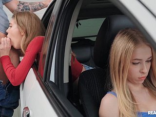 Une salope russe se fait baiser dans une voiture dans le dos de son ami.