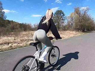 Bazaar Radfahrerin zeigt ihrem Man Friday ihren Blow the gaff Consort with und fickt im öffentlichen Woodland